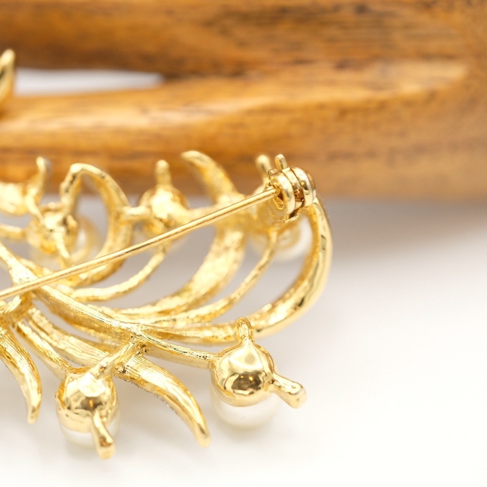 Vintage unmarked Faux Pearl and goldtone Rhinestone Pin Brooch BEAUTIFUL - Picture 10 of 14